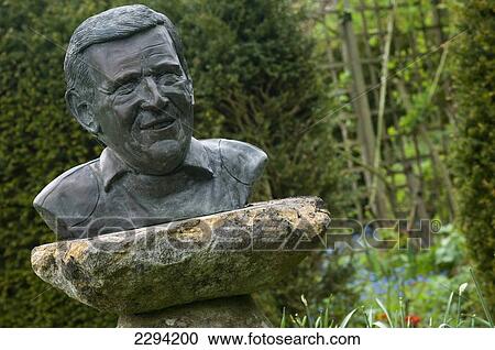 Stock Image - Bust of television show Gardener's World gardener and presenter, Geoff Hamilton, at Barnsdale Gardens; Rutland, England. Fotosearch
