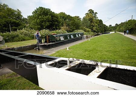 Stock Photo - Canal Boat At The Kennet And Avon Canal In Caen Hill Near Devizes, Wiltshire, Uk. Fotosearch