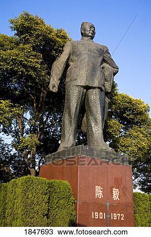 Stock Image - Chairman Mao Statue On The Bund; Shanghai, China. Fotosearch