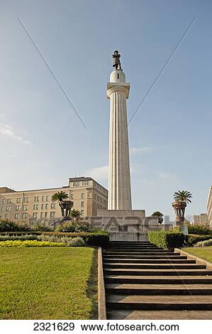 Stock Photo - Column monument with statue of Robert E. Lee on top; Louisiana, New Orleans, USA. Fotosearch