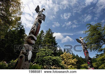 Stock Image - Contemporary Coast Salish Totem Pole Carved By Doug Lafortune In Butchart Gardens, Victoria, British Columbia, Canada. Fotosearch