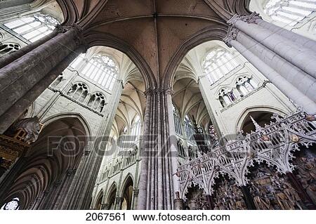 Stock Image - Crossing And Choir Screen Of Notre-Dame D'amiens Cathedral, Amiens, Somme, France. Fotosearch