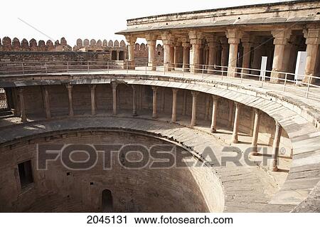 Stock Image - Fort: Water Tank Of The Vishnu Temple, Gwalior, Madhya Pradesh, India. Fotosearch