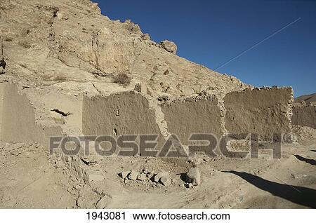 Stock Image - Gardandiwal (Dane Sia Sang) Is One Of The Many Hazara Bazaar Towns Destroyed By The Taliban, Vardak Province, Afghanistan. Fotosearch