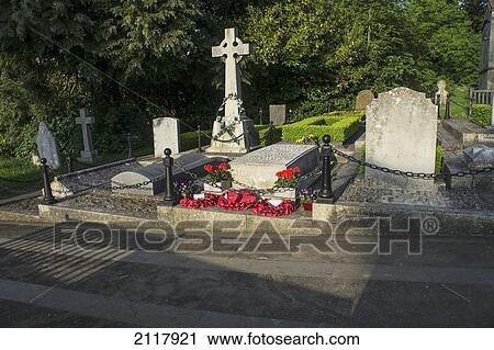 Stock Image - Grave Of Sir Winston Churchill; Bladon Oxfordshire England. Fotosearch