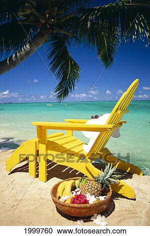 Gros Plan De Chaise Sur Plage Bol Fruit Et Serviette Blanche Palmier Ciel Bleu C1722 Banque Dimage