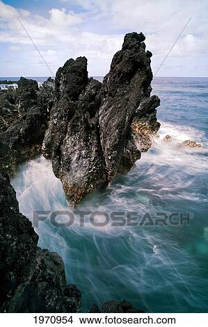 Picture - Hawaii, Big Island, Hamakua Coast, Lapahoe'hoe Shoreline Surf And Volcanic Rocks.. Fotosearch