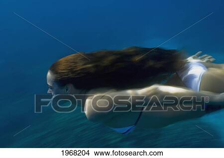 Picture - Hawaii, Big Island, Honaunau Bay, Young Woman Swims Underwater.. Fotosearch