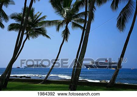 Stock Image - Hawaii, Big Island, Kailua-Kona, Luxury Cruise Ships Queen Mary And Pride Of Aloha Cruis Just Offshore, Palm Trees In Foreground.. Fotosearch