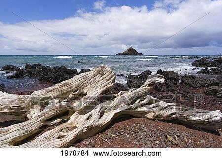 Picture - Hawaii, Maui, Koki Beach, View Of Alau Islet From Red Sandy Beach.. Fotosearch