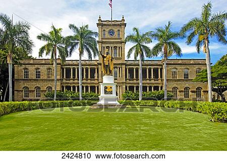 Stock Image - Hawaii, Oahu, Downtown Honolulu, Supreme Court of Hawaii and King Kamehameha statue.. Fotosearch