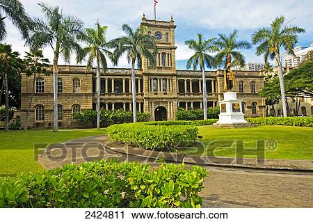 Stock Image - Hawaii, Oahu, Downtown Honolulu, Supreme Court of Hawaii and King Kamehameha statue.. Fotosearch