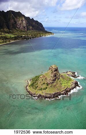 Stock Photograph - Hawaii, Windward Oahu, Kaneohe Bay, Aerial Of Mokoli'i Island (Chinaman's Hat) And Koolau Mountains In Distance.. Fotosearch