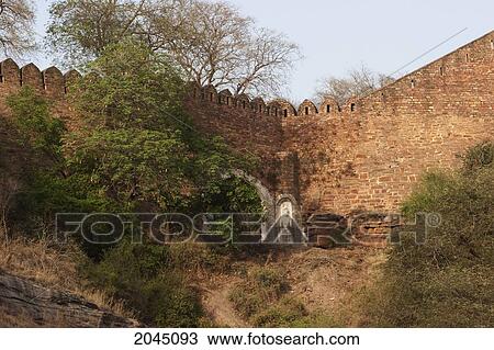 Stock Image - Jain Sculptures Carved In To The Cliff On The Southern Approach To The Fort, Gwalior, Madhya Pradesh, India. Fotosearch
