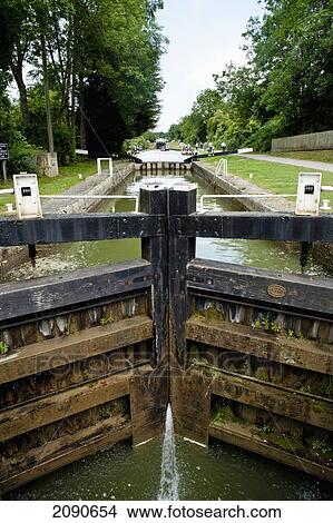 Picture - Lock Over The Kennet And Avon Canal In Caen Hill, Near Devizes, Wiltshire, Uk. Fotosearch