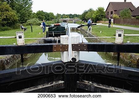 Stock Image - Lock Over The Kennet And Avon Canal In Caen Hill, Near Devizes, Wiltshire, Uk. Fotosearch