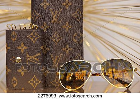 Louis Vuitton Pouch Bags - 140 For Sale on 1stDibs