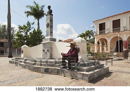 Stock Photo - Memorial To JosÃƒÆ’Ã‚Â© MartÃƒÆ’Ã‚Â­ In Central Park With The Casa De La Cultura In The Background; ViÃƒÆ’Ã‚Â±ales, Cuba. Fotosearch