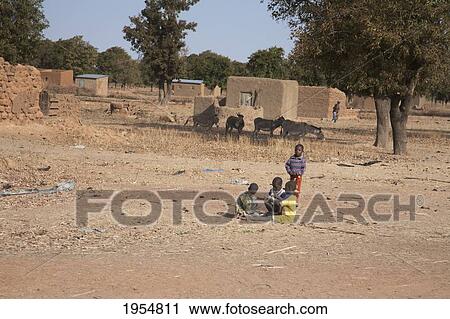 Stock Image - Mud houses in a village on the Bamako-Djenne Road, Mali. Fotosearch
