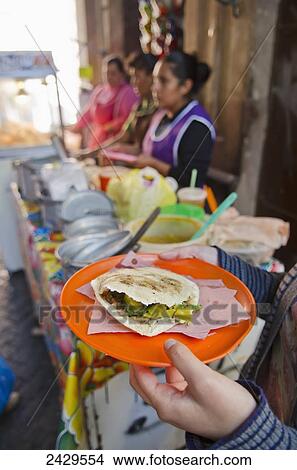 Mujer Manos Sujetar Una Placa De Indigena Alimento Mexicano Un Gordita Al Lado De El Distribuidor De Comida Stand San Luis De La Paz Guanajuato Mexico Foto Fotosearch