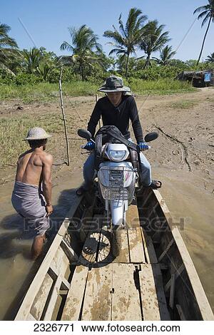 Stock Image - Myanmar (Burma), Motorbike trip from Nyaung San to Yea Thoe village; Irrawaddyi division. Fotosearch