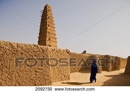 Stock Image - Niger, Sahara Desert, Agadez Region, was originally built in 1515 but restored in 1844. mosque hosts a renowed Centre of Islamic Studies and its 30 metres minaret is tallest mud-bricked minaret in Africa; Agadez, made of clay, Agadez Grand Mosque. Fotosearch