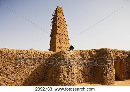 Stock Image - Niger, Sahara Desert, Agadez Region, was originally built in 1515 but restored in 1844. Mosque hosts a renowed Centre of Islamic Studies and its 30 metres minaret is tallest mud-bricked minaret in Africa; Agadez, made of clay, Agadez Grand Mosque. Fotosearch