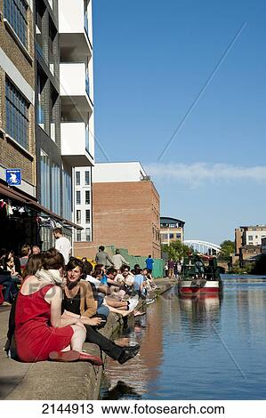 People Enjoying A Sunny Day In Regents Canal, Shoreditch, East London, London, Uk View Large Photo Image Stock Image - People Enjoying A Sunny Day In Regents Canal, Shoreditch, East London, London, Uk. Fotosearch