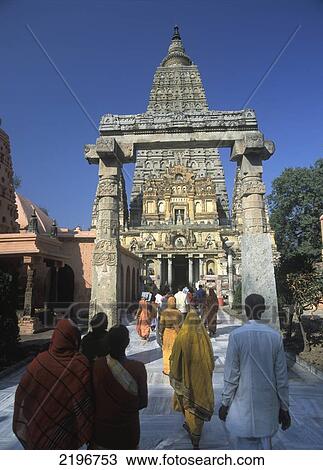 Stock Image - Pilgrims Walking Towards The Eastern Entrance Of The Mahabodhi Stupa, Bodh Gaya, Bihar, India.. Fotosearch