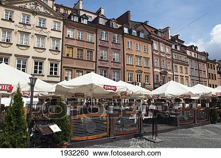 Stock Image - Rebuilt after the Second World War and now a UNESCO World Heritage Site, late-Renaissance style burgher houses surround cafes and restaurants in the Old Town Market Square, Warsaw, Poland. Fotosearch