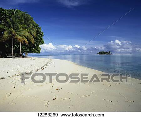 Stock Photo - Soi Lik Island, about an hour boat ride from Kaviang; New Ireland, Papua New Guinea. Fotosearch