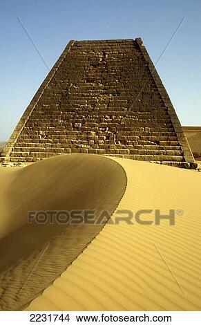 Picture - Sudan, Pyramids; Meroe. Fotosearch
