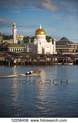 Sultan Omar Ali Saifuddien Mosque; Bandar Seri Begawan, Brunei View Large Photo Image Stock Photo - Sultan Omar Ali Saifuddien Mosque; Bandar Seri Begawan, Brunei. Fotosearch