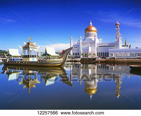 Stock Photograph - Sultan Omar Ali Saifuddien Mosque; Bandar Seri Begawan, Brunei. Fotosearch