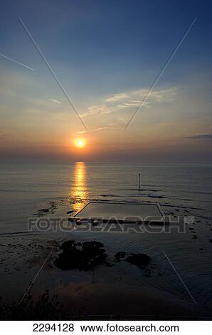 Stock Photo - Sunrise over Viking Bay; Broadstairs, Kent, England. Fotosearch