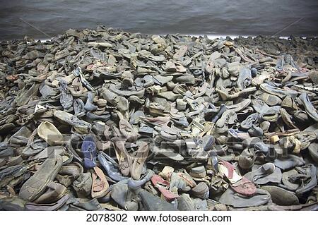 Tas De Chaussures Appartenir A Gens Assassine A Les Auschwitz Camp Concentration Oswiecim Malopolska Pologne Banque D Image 702 Fotosearch