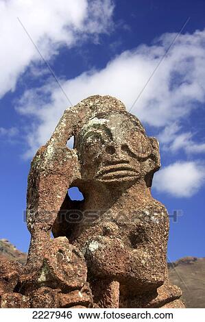 Stock Photograph - The carved Polynesian statues found on the remote island of Niku Hiva, French Polynesia.Copyright Michelle Dry / Axiom. Fotosearch