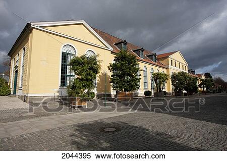 The Great Parterre Of Herrenhausen Gardens, Hannover, Lower Saxony, Germany View Large Photo Image Stock Photography - The Great Parterre Of Herrenhausen Gardens, Hannover, Lower Saxony, Germany. Fotosearch