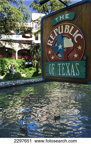 Stock Image - The Republic Of Texas Bar On The Scenic River Walk. San Antonio's Number One Attraction - A Below Streetlevel Promenade Of Bars And Restaurants, San Antonio, Texas, Usa. Fotosearch