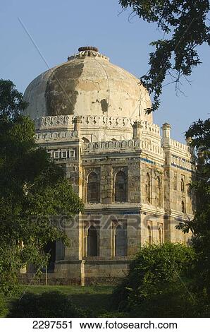 Stock Image - The Sheesh Gumbad, Lodi Gardens, Delhi. Lodi Gardens is a beautiful park in Delhi, popular with Indian couples and families. It covers 90 acres and includes various tombs of the Lodi dynasty, which ruled over northern India in the 16th century and the e. Fotosearch