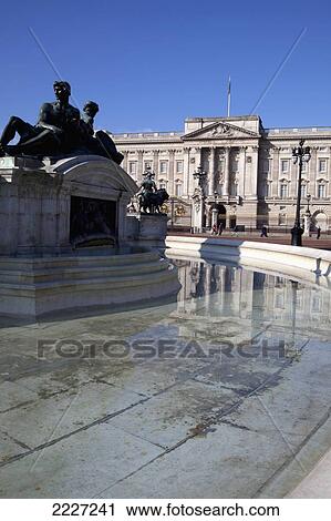 Stock Image - UK, England, Buckingham Palace and Victoria Memorial; London. Fotosearch