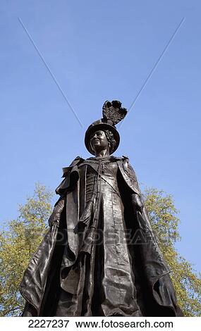 UK, England, The Mall; London, Memorial to Queen Elizabeth Queen Mother View Large Photo Image Stock Photo - UK, England, The Mall; London, Memorial to Queen Elizabeth Queen Mother. Fotosearch