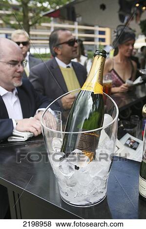 Stock Photo - United Kingdom, England, Spectators; Berkshire, Royal Ascot Horse Racing. Fotosearch