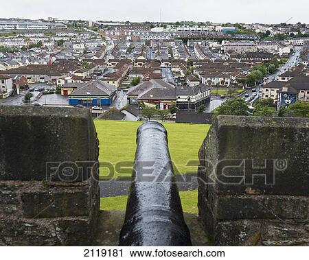 Stock Image - United Kingdom, Northern Ireland, County Londonderry, Double Bastion on City Walls overlooking Bogside; Derry, Cannon used against siege of 1689. Fotosearch