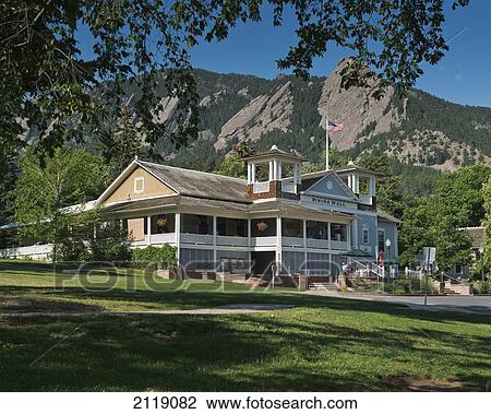 Stock Image - USA, Colorado, Chautauqua Dining Hall. Named the number 1 Diners choice winner for outdoor dining restaurants in Colorado. The restaurant serves meals on the historic wrap-around porch; Boulder. Fotosearch