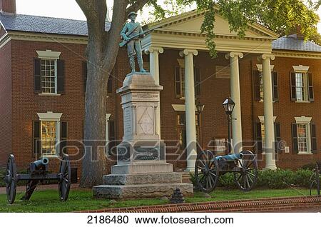 Stock Image - USA, Virginia, Historic Court Square. Home to three U. S. Presidents (Thomas Jefferson James Madison and James Monroe) as well as home of the University of Virginia. City is also known for Jefferson's Monticello; Charlottesville. Fotosearch
