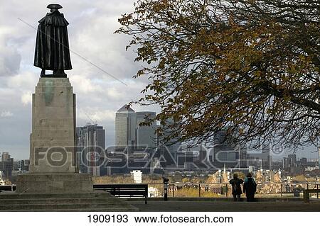 Stock Image - View Of Canary Wharf From Royal Observatory, Greenwich Park, London, Uk. Fotosearch