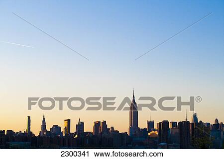 Stock Image - Views Of Manhattan And The Empire State Building From East River State Park At Dusk, Williamsburg, Brooklyn, New York, Usa. Fotosearch