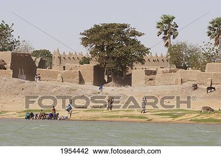 Stock Image - Village along the shores of the Niger River between Mopti and Lake Debo, Mali. Fotosearch