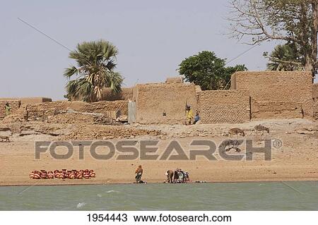 Stock Image - Village along the shores of the Niger River between Mopti and Lake Debo, Mali. Fotosearch